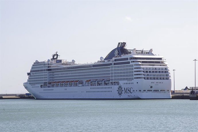 Un crucero de MSC Crucero atracado en el puerto de Cádiz en una imagen de archivo.