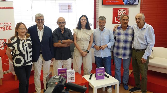 El secretario general del PSOE de Málaga, Josele Aguilar, y la secretaria general del PSOE de San Pedro de Alcántara, Ana Leschiera, en un acto de homenaje a Pasionaria León Díaz