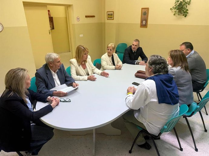 Reunión del Gobierno local, con la alcaldesa al frente, y representantes de la entidad vecinal Santa Ana, del barrio del Matadero.