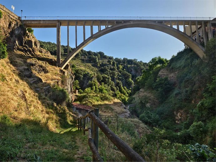 Una exposición de fotografías sobre el puente de Ortigosa, en el Centro Fundación Caja Rioja Santo Domingo de la Calzada