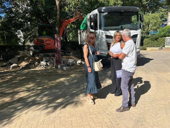 Evelia Rincón visita el Parque García Lorca de Nervión con ocasión de los trabajos previstos de reurbanización.