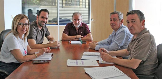 Reunión del equipo de gobierno en el Ayuntamiento de Jaén, con el tercer teniente de alcalde y concejal del Área Económica del Ayuntamiento, Francisco Lechuga, a la cabeza con los nuevos responsables Aqualia en la ciudad.