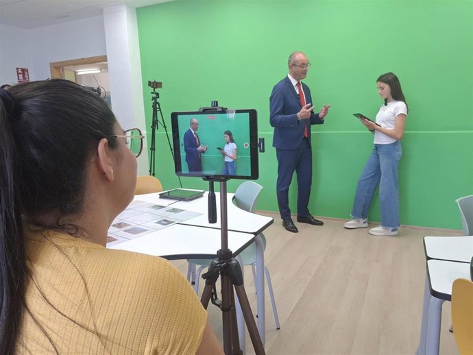 El consejero de Educación y Formación Profesional, Víctor Marín, en un aula EDIT.