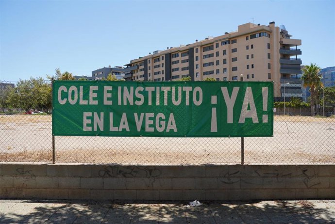Archivo - Pancarta reivindicativa en los terrenos donde se ubicará el nuevo colegio en la Vega de Acá, en Almería.