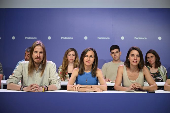 Archivo - Arquivo - (E-D) O porta-voz do Podemos, Pablo Fernández, a secretária-geral Ione Belarra e a deputada do Podemos Irene Montero durante o Conselho Estadual de Cidadãos do Podemos (CCE) na sede do partido em 20 de junho de 2025 em Madri (Espanha).