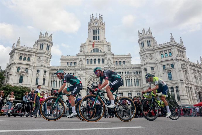 Archivo - Archivo.- El pelotón de la Vuelta Ciclista a España a su paso por Cibeles