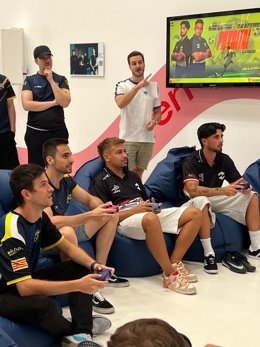 Jóvenes en el torneo ‘Phygital’ celebrado este sábado en La Azucarera.