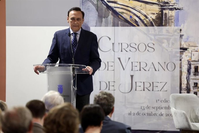 El consejero de Universidad, Investigación e Innovación, José Carlos Gómez Villamandos, interviniendo en la inauguración de los Cursos de Verano en Jerez de la Frontera (Cádiz).