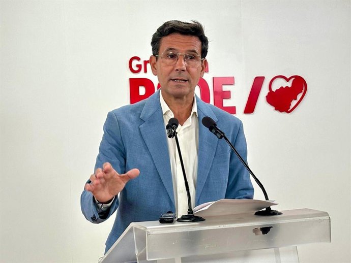 El portavoz del PSOE-A, Paco Cuenca, en rueda de prensa.