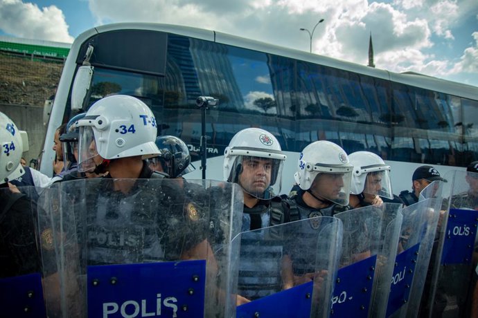 8 de setembro de 2025, Istambul, Istambul, Turquia: Manifestantes do Partido Republicano do Povo (CHP), principal partido de oposição da Turquia, e grupos da sociedade civil fizeram uma manifestação perto da Diretoria Provincial do CHP de Istambul depois 