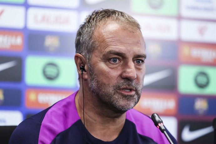 Hansi Flick, técnico do FC Barcelona, participa de sua coletiva de imprensa durante o dia de treinamento do FC Barcelona antes da partida de futebol contra o Rayo Vallecano pela Liga Espanhola, La Liga EA Sports, na Ciudad Esportiva Joan Gamper, em 30 de 