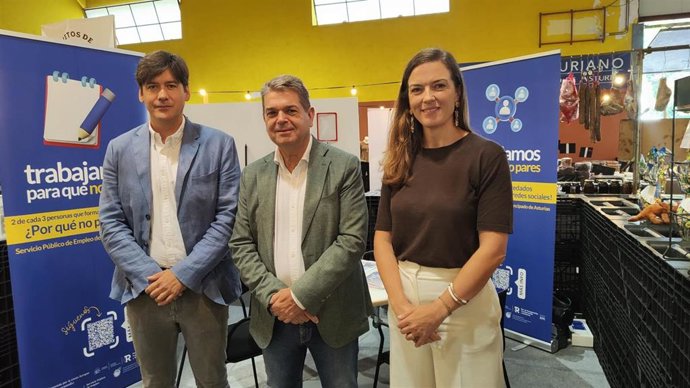 De izquierda a dereche, Borja Sánchez, consejero de Ciencia; José Ramón Martín Ardines, alcalde de San Martín del Rey Aurelio; y Begoña López, directora gerente del Servicio Público de Empleo del Principado de Asturias.