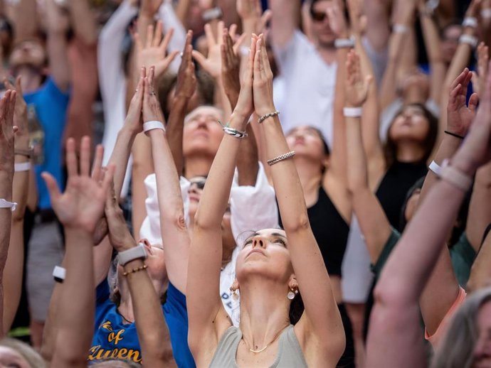 Archivo - Imagen de recurso de una sesión colectiva de yoga.