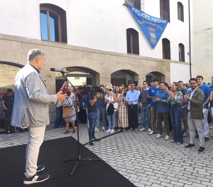 Cuca Gamarra aplaude a intervenção do prefeito de Logroño, hoje em um evento do PP na capital de La Rioja.