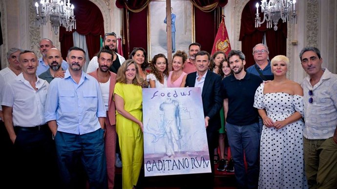El alcalde de Cádiz, Bruno García, junto a la teniente de alcalde de Cultura, Maite González, junto a artistas y creadores del espectáculo 'Foedus Gaditanorum'