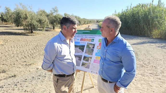 El alcalde de Montilla, Rafael Llamas, y el delegado territorial de Sostenibilidad y Medio Ambiente en Córdoba, Rafael Martínez.