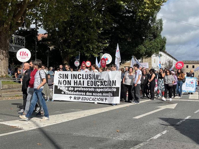 Una manifestación recorre las calles de Santiago de Compostela para pedir "menos recortes" en educación, a 13 de septiembre de 2025.