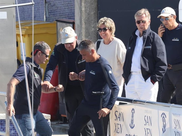 Don Juan Carlos y Simoneta Gómez-Acebo en el puerto deportivo a 13 de Septiembre de 2025 en Sanxenxo (España).