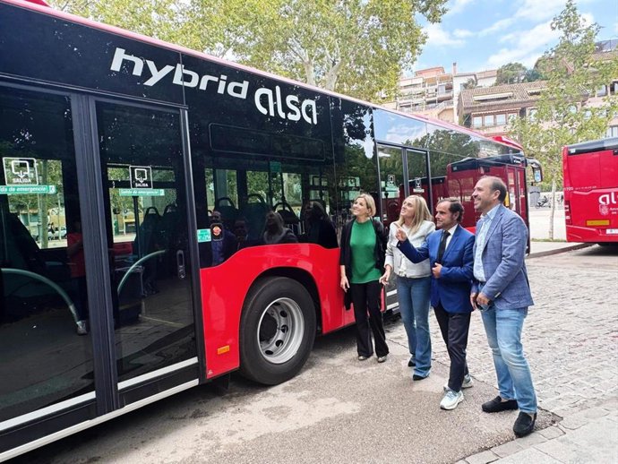 La Alcaldesa De Granada, Marifrán Carazo, Junto A Uno De Los Nuevos Autobuses Urbanos Híbridos Para La Ciudad, En Una Foto De Archivo.