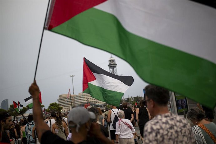 Varias personas durante una concentración contra el “asesinato sistemático” de periodistas en Gaza, en la plaza Sant Jaume, a 27 de agosto de 2025, en Barcelona, Catalunya (España). 