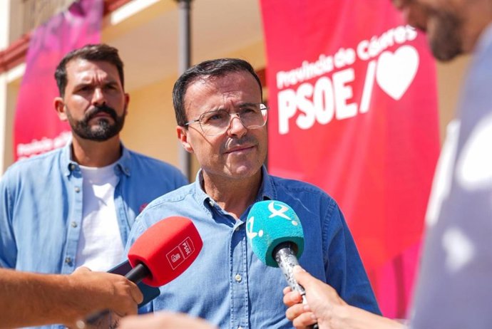 El secretario general del PSOE de Extremadura, Miguel Ángel Gallardo, atiende a los medios en un acto con agrupaciones socialistas en Malpartida de Plasencia (Cáceres)