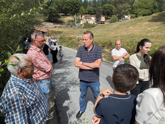 El consejero de medio rural, Marcelino Marcos, visita el camino de acceso a La Silva, en Tineo.