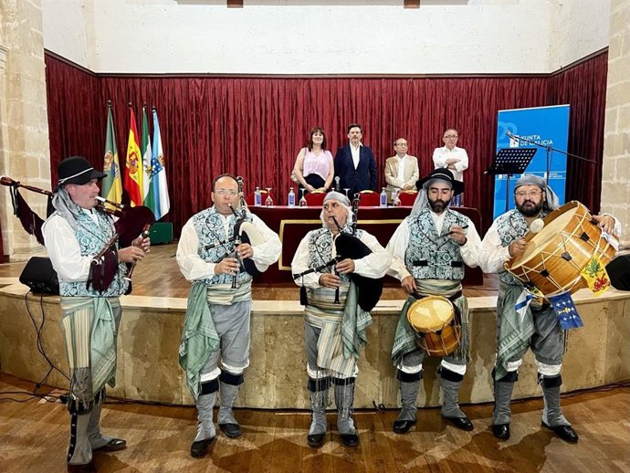 Actuación del grupo Gaiteros del Lar Gallego de Sevilla en el XV Encuentro de Centros Gallegos de Andalucía, Extremadura y Ceuta celebrado en El Puerto de Santa María