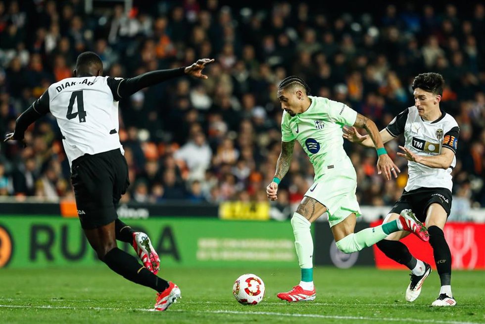 Archivo - Mouctar Diakhaby ante Raphinha en el Valencia-Bara de la pasada temporada