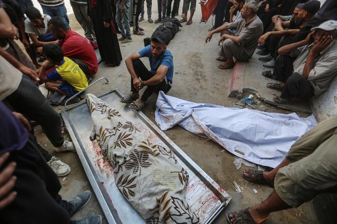 10 de setembro de 2025, Cidade de Gaza, Faixa de Gaza, Território Palestino: Parentes de palestinos que perderam a vida após os ataques israelenses em diferentes partes da região choram enquanto os corpos são levados ao Hospital al-Shifa para o processo f