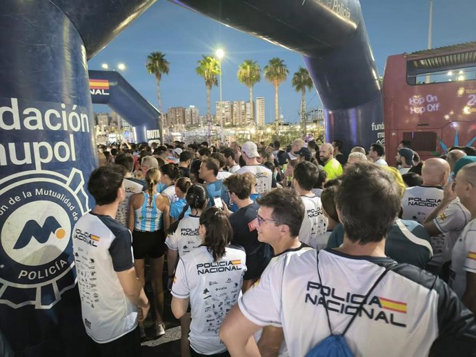 Participantes en la carrera solidaria 'Ruta 091' de la Policía Nacional celebrada en Málaga.