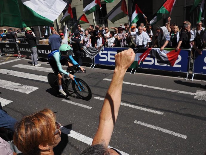 Un ciclista pasa entre los manifestantes durante la 18ª etapa de la Vuelta a España, a 11 de septiembre de 2025, en Valladolid, Castilla y León (España). 
