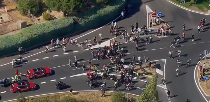Un grupo de manifestantes intenta cortar el paso de los corredores en la Vuelta, el 13 de septiembre de 2025