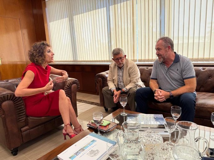 El secretario general de UGT-FICA en Cádiz, Antonio Montoro, y el secretario general de UGT-FICA Andalucía, José Manuel Rodríguez Saucedo, en una reunión con la vicepresidenta primera y ministra de Hacienda, María Jesús Montero.