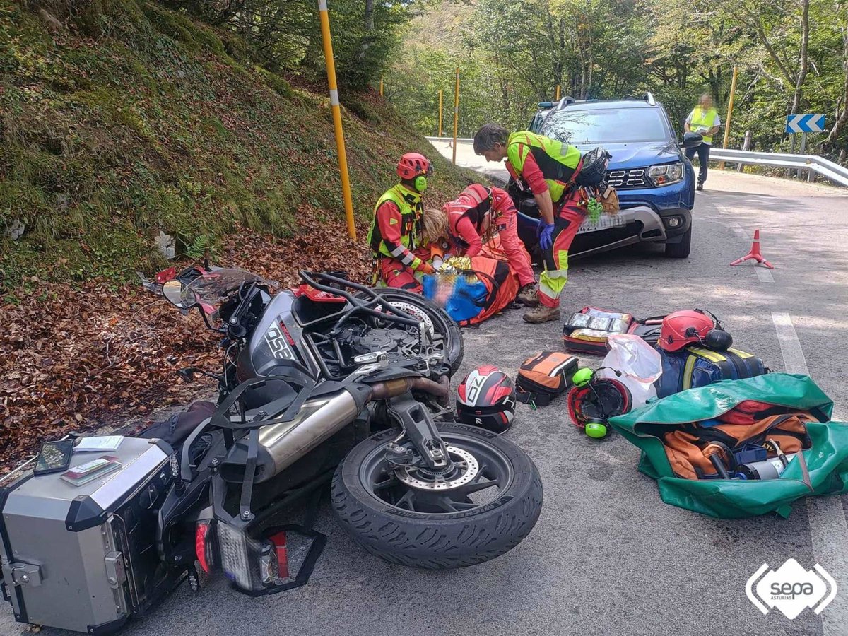Herido un motorista polaco de 41 años tras colisionar con un coche en el Puerto de Tarna, en Caso
