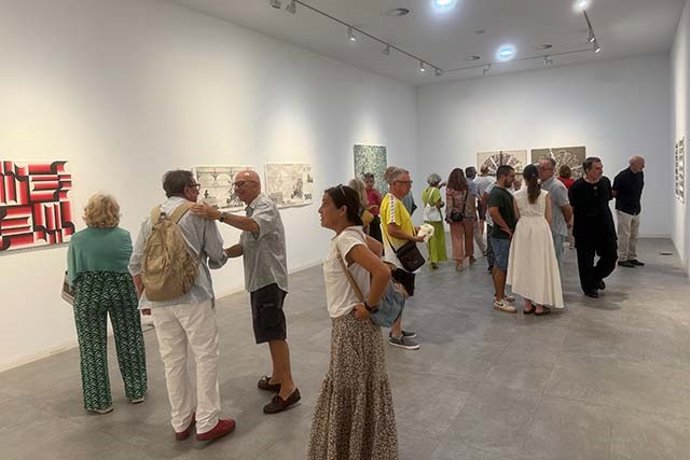 La exposición reúne una cuidada selección de obras de Manolo Criado, Isabel Garnelo, Karlos Guevara, Benito Lozano, Chema Lumbreras, José Melguizo, Enrique Queipo y Plácido Romero, artistas fundamentales de la escena cultural malagueña de los años 80