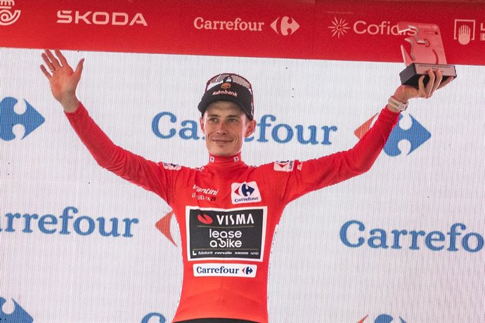 El líder de La Vuelta Ciclista, Jonas Vingegaard, tras la contrarreloj por equipos, durante la Vuelta 2025 a su paso por Figueres, a 27 de agosto de 2025, en Figueres, Girona, Catalunya (España). La Vuelta Ciclista a España cumple 90 años en su 80ª edició