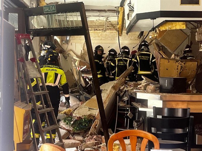 Bombers de l'Ajuntament de Madrid fan tasques de desenrunament