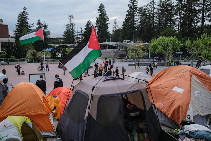 Archivo - Arquivo - 24 de abril de 2024, Berkeley, Califórnia, Estados Unidos: As tendas com bandeiras da Palestina são vistas do lado de fora do Sproul Hall na UC Berkeley. O "Acampamento de Solidariedade a Gaza" é realizado por estudantes e professores 