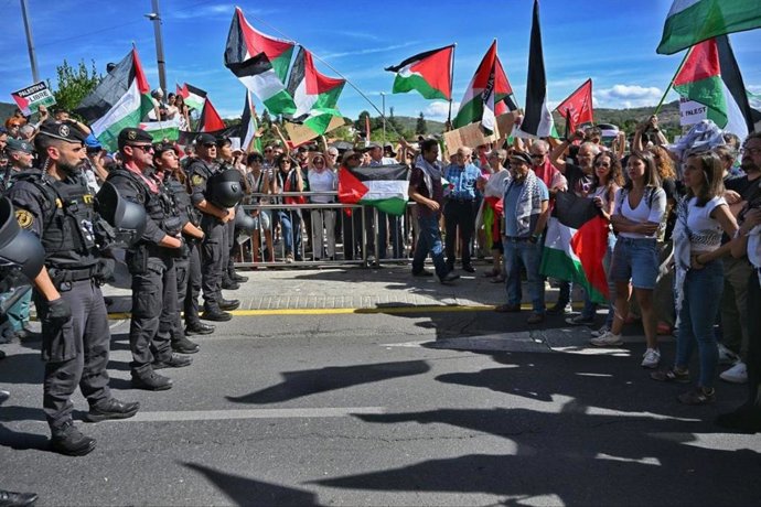 Ione Belarra e Irene Montero, juntamente com outros membros do Conselho Estadual de Cidadãos e ativistas do Podemos, participam dos protestos contra o genocídio de Israel na Palestina na Vuelta a España, em Cercedilla.