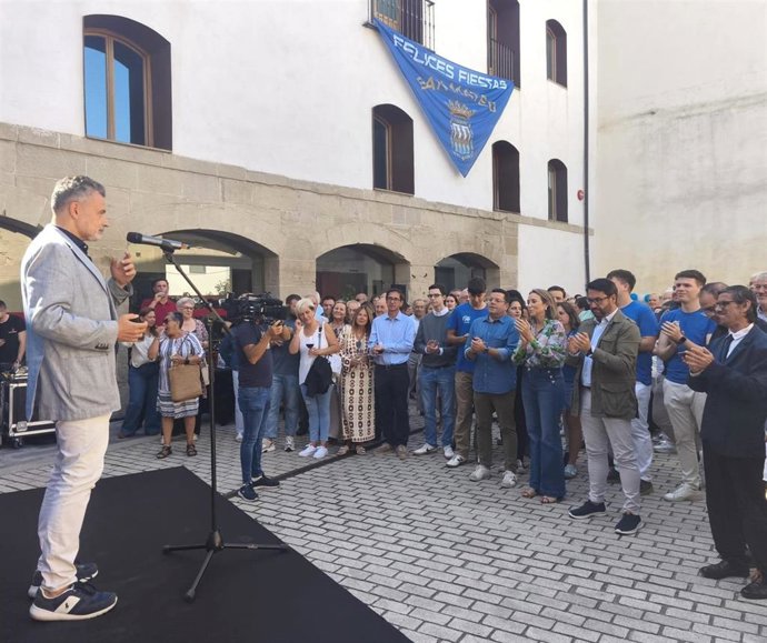 El alcalde se dirige a los presentes en el acto de imposición de pañuelos de San Mateo que ha celebrado hoy el PP de Logroño