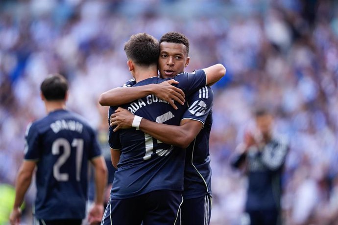 Arda Güler y Kylian Mbappé celebran uno de sus goles en el Real Sociedad-Real Madrid