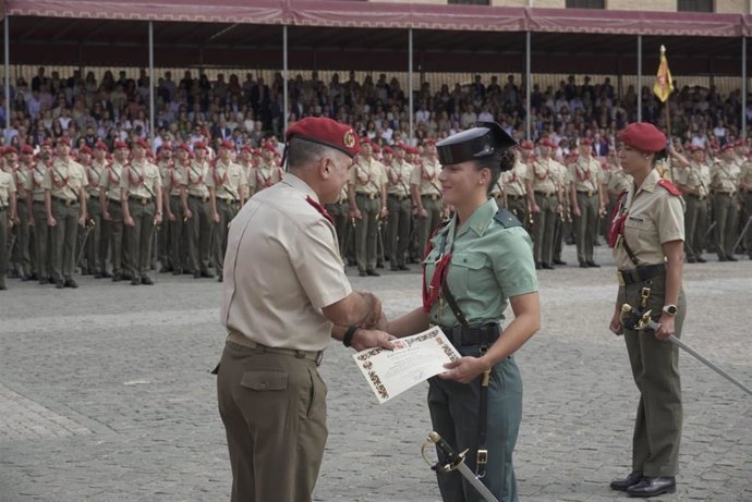 Acto de entrega de los nombramientos de alférez para más de 300 caballeros y damas cadetes celebrado este sábado en la Academia General Militar.