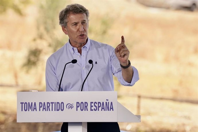 El presidente del Partido Popular, Alberto Núñez Feijóo, durante el acto de inicio del curso político del PP andaluz en Alhaurín el Grande, a 12 de septiembre de 2025 en Málaga (Andalucía, España). Málaga). El presidente del Partido Popular, Alberto Núñez