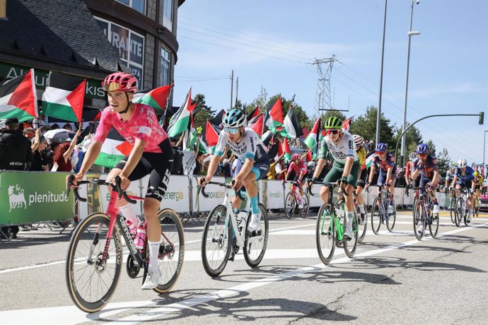 Ciclistas passam por uma área com protestos pró-Palestina durante a 20ª etapa da Vuelta Ciclista a España, em 13 de setembro de 2025, em Navacerrada, Madri, Espanha. Os protestos contra a equipe Israel Premier Tech na Vuelta a España foram