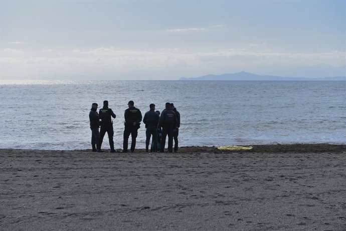 Archivo - Arquivo - Guardas civis em frente ao corpo de um migrante na costa da praia de Ribera, 31 de janeiro de 2023, em Ceuta (Espanha). A Guarda Civil de Ceuta recuperou hoje o corpo sem vida de um jovem na costa de uma praia em Ceuta.