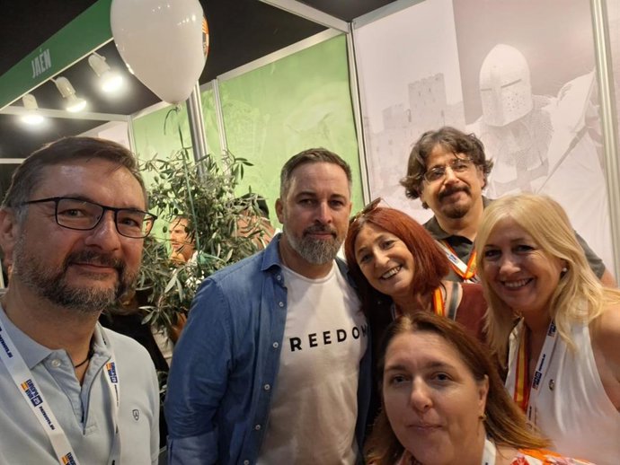Representantes de Vox en las instituciones aragonesas junto al líder de la formación nacional, Santiago Abascal, en el encuentro político Europa Viva 25 que se celebra este fin de semana en la capital de España.
