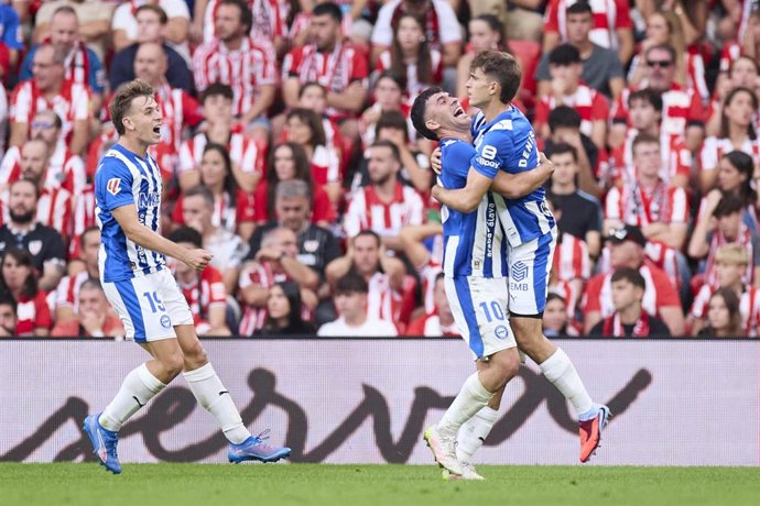 Denis Suarez of Deportivo Alaves celebrates after scoring the team's first goal during the LaLiga EA Sports match between Athletic Club and Deportivo Alaves at San Mames on September 13, 2025, in Bilbao, Spain.