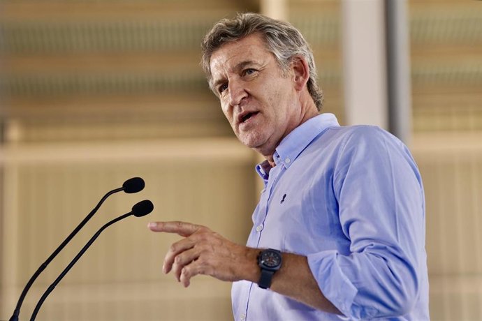 El presidente del Partido Popular, Alberto Núñez Feijóo, durante el acto de inicio del curso político del PP andaluz en Alhaurín el Grande, a 12 de septiembre de 2025 en Málaga (Andalucía, España).