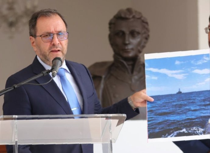 Yván Gil muestra la fotografía de un destructor de EEUU en la Zona Económica Exclusiva de Venezuela