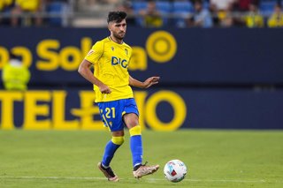 Mario Climent of Cadiz CF in action during the Spanish league, LaLiga Hypermotion, football match played between Cadiz CF and CD Mirandes at Nuevo Mirandilla stadium on August 17, 2025, in Cadiz, Spain.